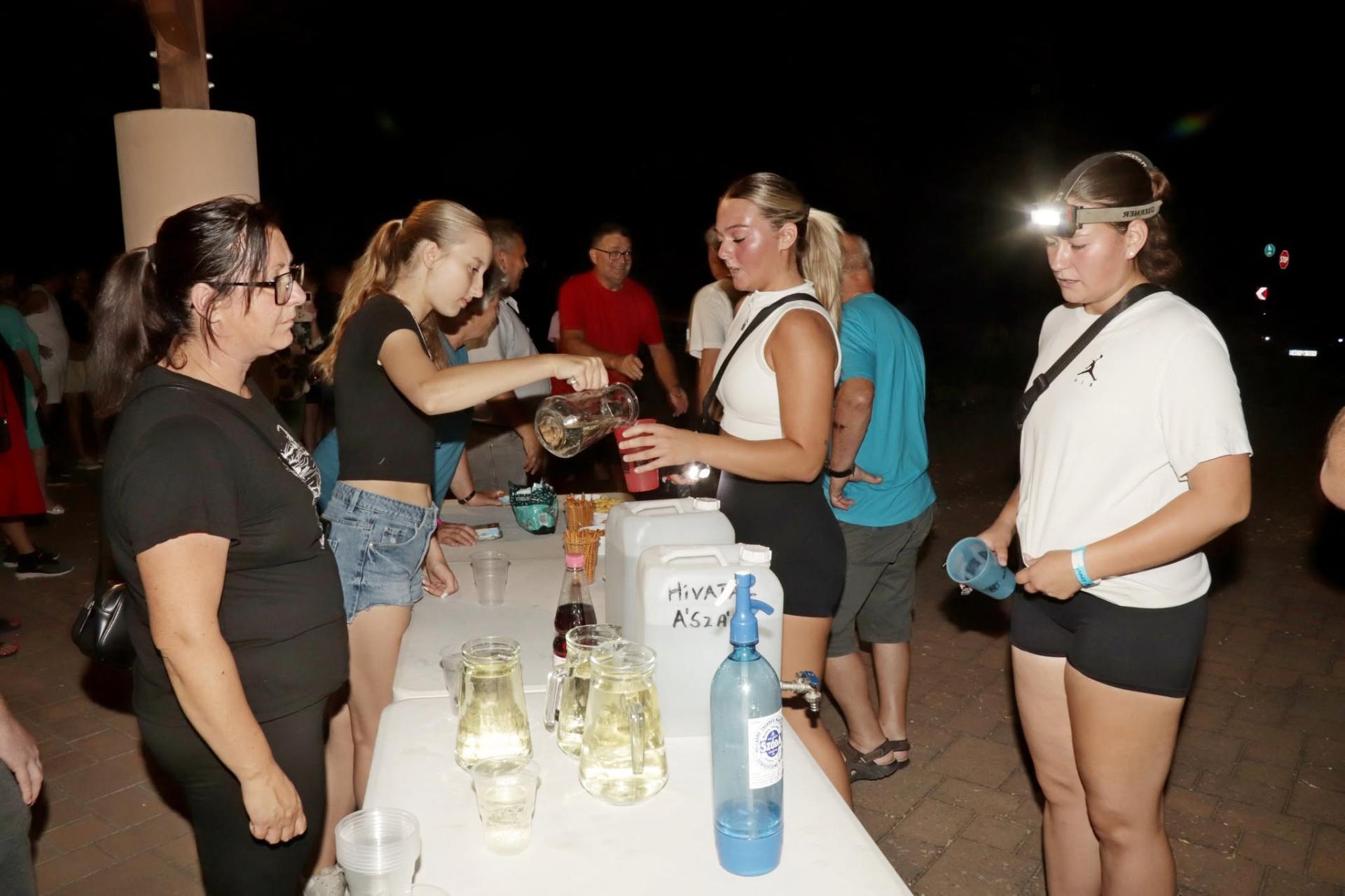A futókat innivalóval kínálják