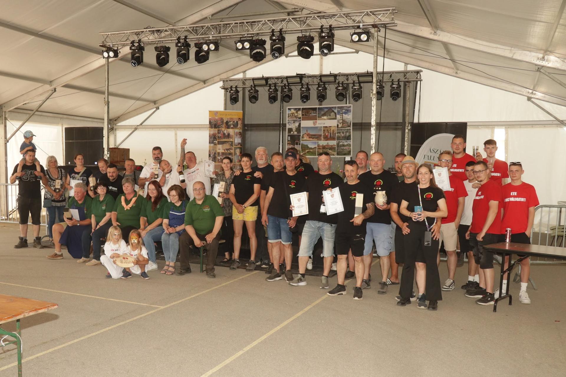 Csoportkép a főzőversenyen résztvevőkről