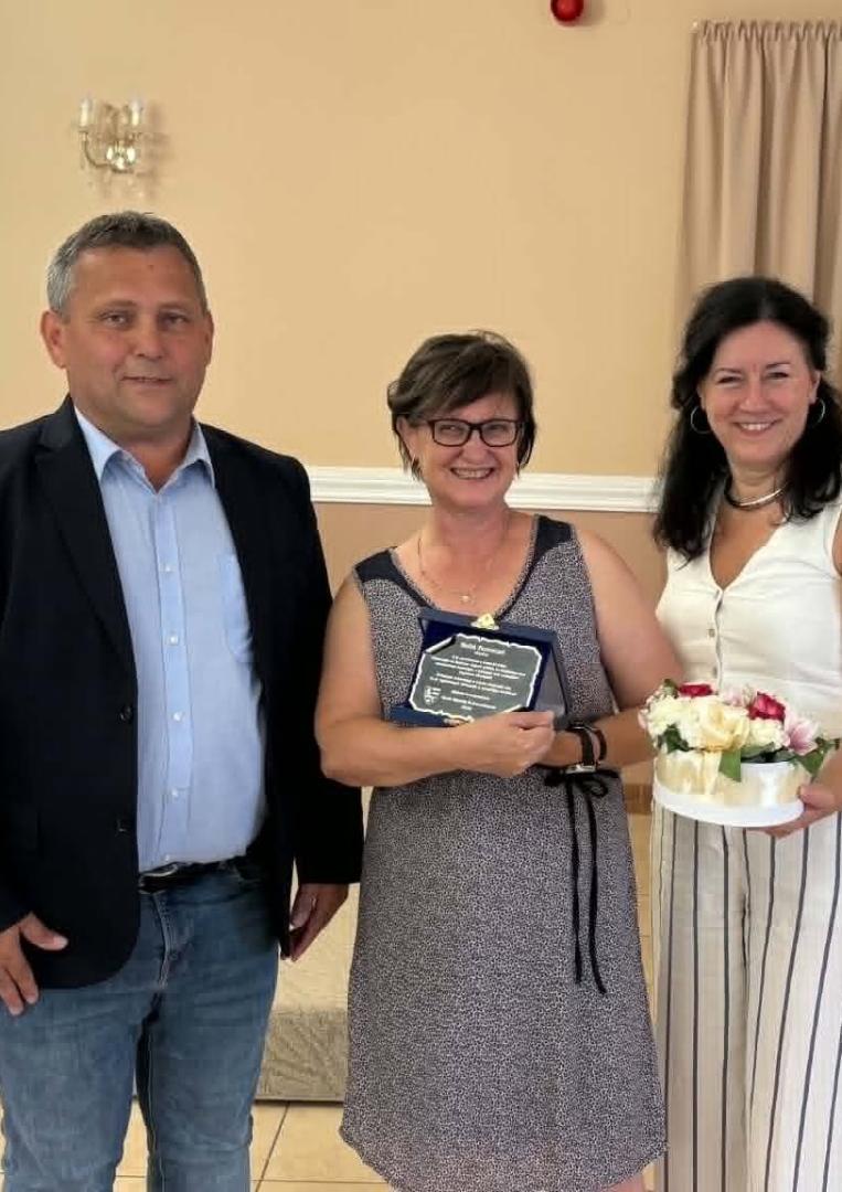 Holló Ferencné díjazott Ászár Jegyzőjével és Polgármesterével